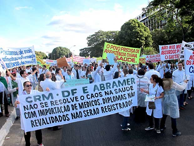 Médicos marcham pela W3 Sul, em Brasília, a caminho da Esplanada dos Ministérios. Manifestantes não querem a vinda de profissionais sem prova de revalidação (Foto: Lucas Nanini/G1)