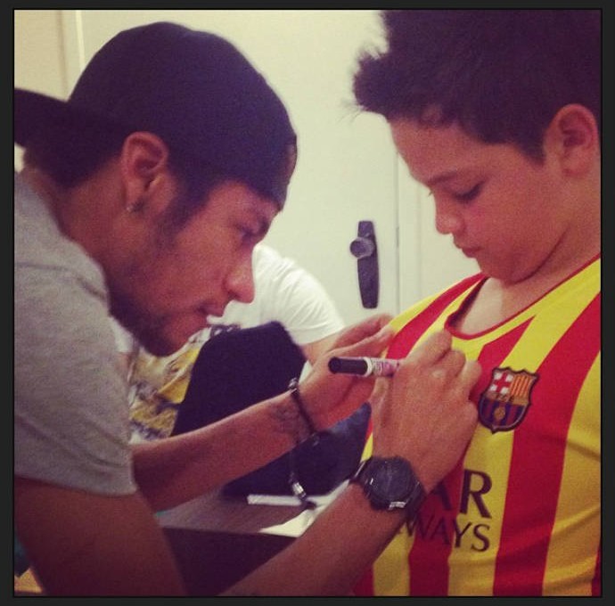 Luigi tem foto com Neymar autografando sua camisa do Barcelona (Foto: Reprodução)