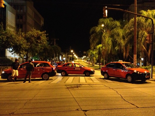 protesto; táxi; taxistas; porto alegre; rio grande do sul (Foto: Fábio Almeida/RBS TV)