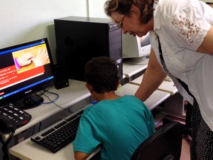 Professora do Instituto Pró Visão acompanha teste do MiniMatecaVox com criança (Foto: Paula Fonseca)