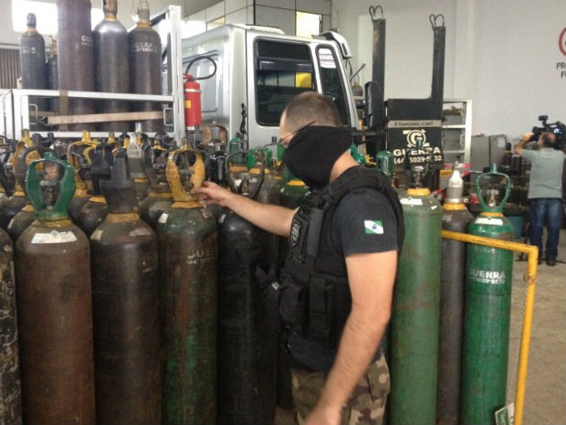 Segundo as investigações, cilindros industriais eram vendidos como se fossem medicinais  (Foto: Wilson Kirsche / RPC )
