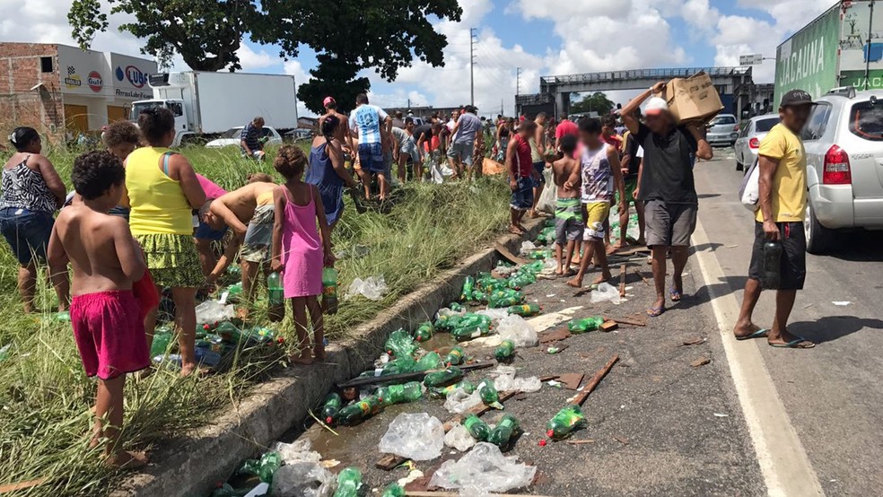 Moradores da área recolheram carga do caminhão envolvido na colisão (Foto: Walter Paparazzo/G1)