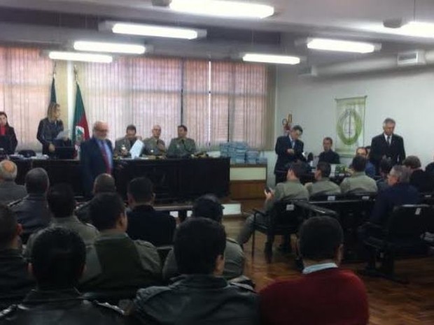 Julgamento na Justiça Militar começou nesta terça-feira em Santa Maria (Foto: Vanessa Backes/RBS TV)