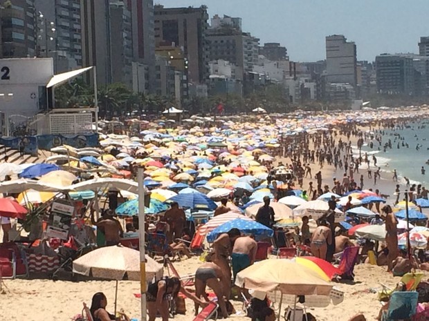 Praia do Leblon, na Zona Sul do Rio, estava lotada nesta quarta-feira (2) (Foto: Cristina Boeckel / G1)