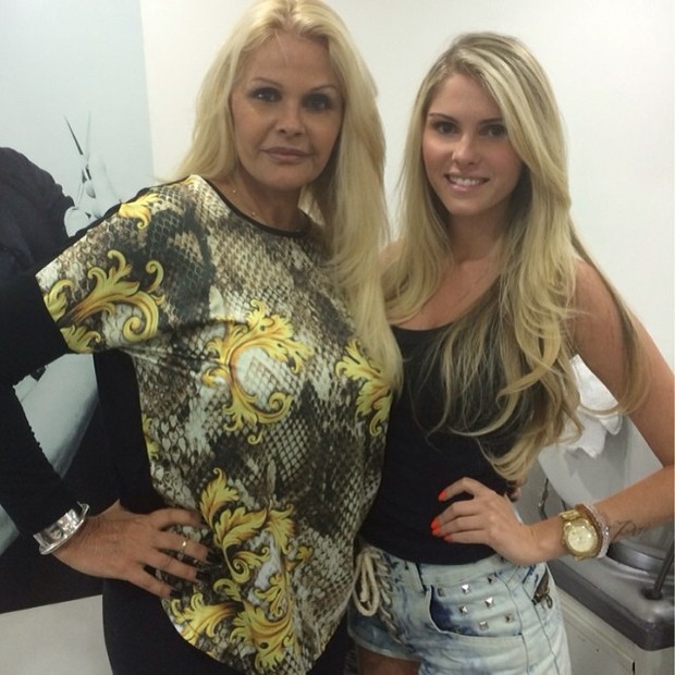 Ego B Rbara Evans Clareia O Cabelo E Posa Com A M E Eu E Minha Rainha Not Cias De Famosos