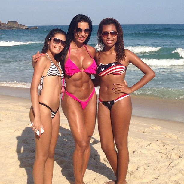 Gracyanne Barbosa e amigos na praia (Foto: Instagram / Reprodução)