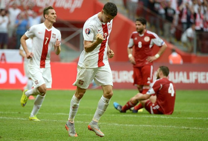 Lewandowski  faz 3 gols na vitória da Polônia (Foto: BARTLOMIEJ ZBOROWSKI / EFE)