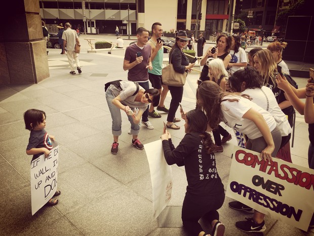 Kaio Pinho, de três anos, chamou atenção em protesto contra Donald Trump em Los Angeles (Foto: Brisa Pinho/ Arquivo Pessoal)