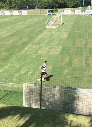 Cleiton Xavier faz trabalho sozinho e mantém cronograma de recuperação