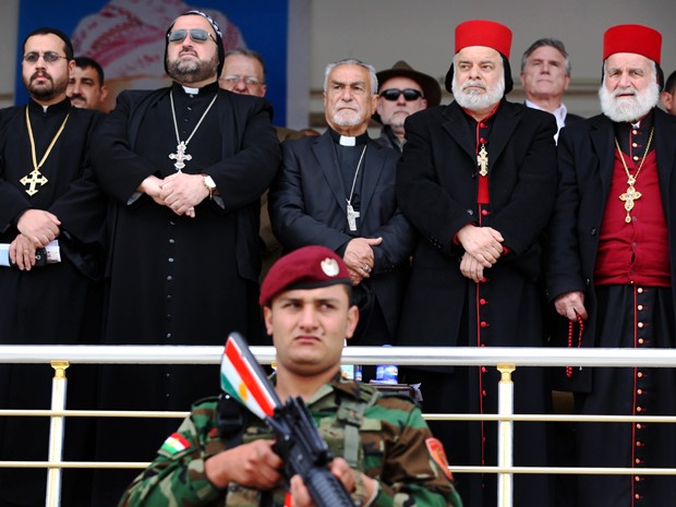 Clérigos cristãos participam da cerimônia de formatura da primeira brigada cristã criada para combater o Estado Islâmico, em Fishkhabur, no Iraque, na quinta (12) (Foto: AFP Photo/Safin Hamed)