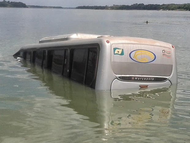 Micro-ônibus parcialmente inundado após acidente (Foto: Antonio Pinheiro/Divulgação)