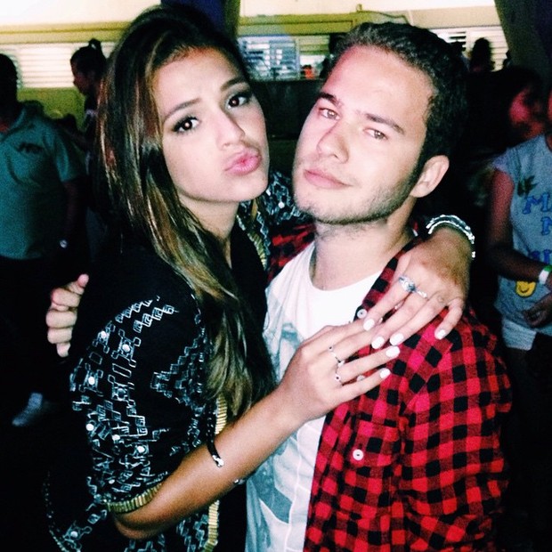 Bruna Marquezine com amigo em show de Miley Cyrus no Rio (Foto: Instagram/ Reprodução)