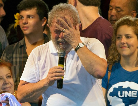 O ex-presidente Lula discursa durante manifestação pró-governo dia 11 de abril no Rio de Janeiro (Foto: AP Photo/Leo Correa)