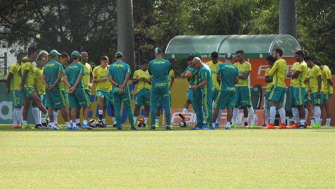 Bate-papo com comissão e treino tático: a terça-feira do Palmeiras