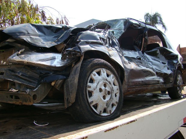 O carro da vítima ficou totalmente destruído. (Foto: Divulgação/Paula Pires)
