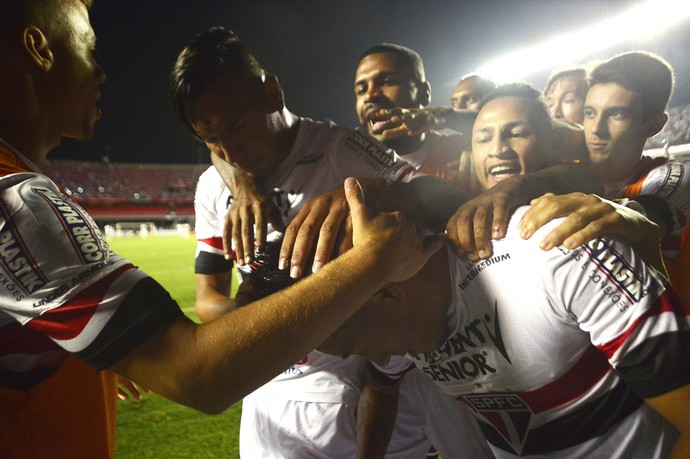 Cueva é celebrado por companheiros após fazer gol do São Paulo contra São Bento (Foto: Marcos Ribolli)