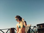 Natalia Casassola posa sensual de biquininho em praia de Santa Catarina