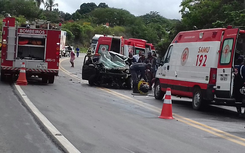 Quatro veículos se envolveram em acidente, na manhã desta quarta-feira (26) (Foto: Fábio Santos/ Voz da Bahia)