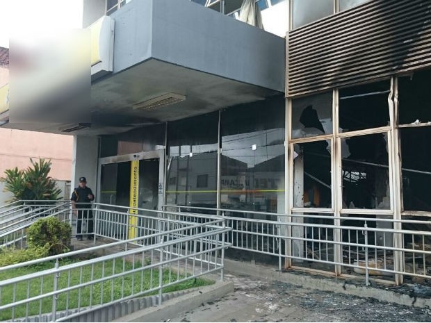 Banco ficou parcialmente destruído após o incêndio  (Foto: Alberto D’Angele/RPC)