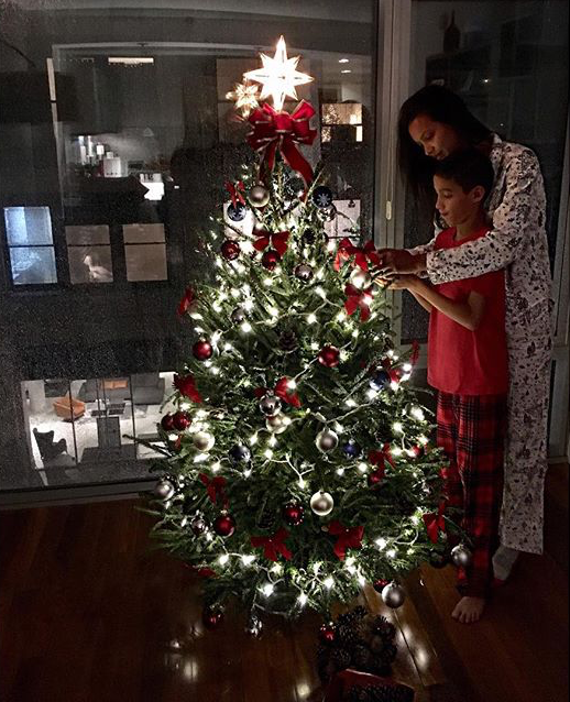 Lais Ribeiro monta a árvore de Natal com o filho (Foto: Divulgação)