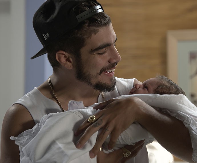 Grego visita Margot na maternidade e pega Maria no colo (Foto: TV Globo) Grego visita Margot na maternidade e pega Maria no colo (Foto: TV Globo)