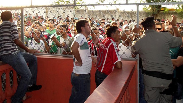 Confusão em frente ao Estádio José Cavalcanti, em Patos. (Foto: Damião Lucena)