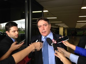 Advogado dos réus fala sobre decisão de abandonar júri (Foto: Márcio Pinho/G1)