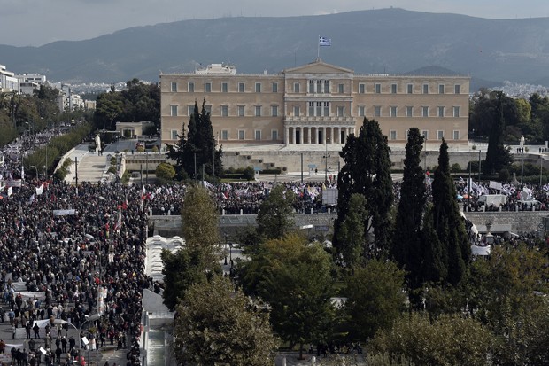 Manifestação ocorreu em frente ao parlamento grego, na capital Atenas (Foto: Louisa Gouliamaki/AFP)