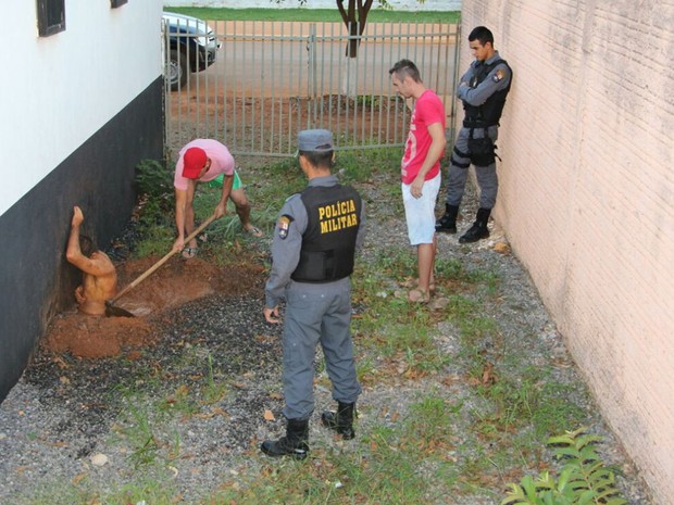 Suspeito de estupro tentou fugir e fica entalado em buraco de vaso sanitário em cela de delegacia em Mato Grosso (Foto: Donizete Pontes/ Ubiratã 24 horas)