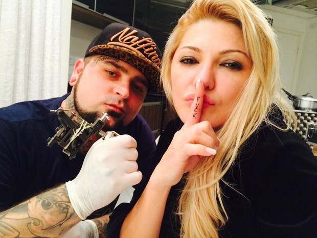 Antonia Fontenelle e tatuador (Foto: Instagram / Reprodução)