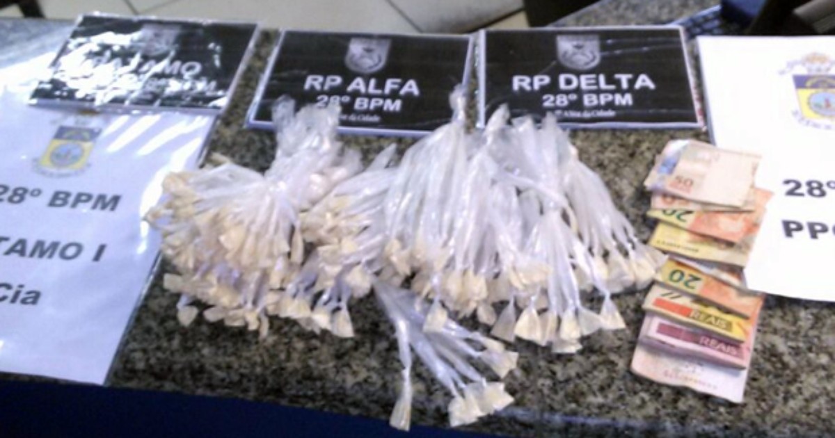G1 Dois são presos com R 900 e 197 sacolés de cocaína em Volta