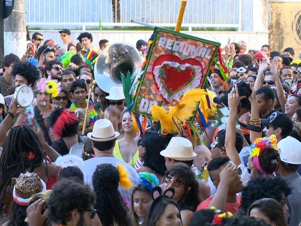 Foliões seguem o 'cordão' do Regional da Nair, no Centro de Vitória. (Foto: Reprodução/ TV Gazeta)