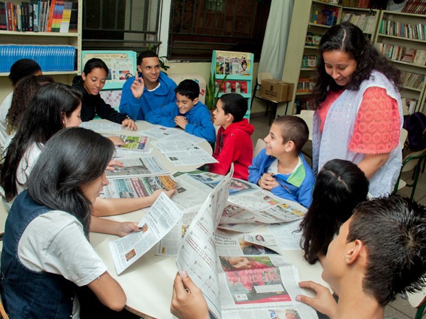 Estudantes fazem uma reunião de pauta para fazer o que vai entrar no 'Figueiredo News' (Foto: Victor Mazon/ G1)