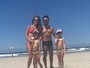 Luciano Camargo posa de sunga na praia após emagrecer 40 quilos