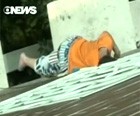 VÍDEO: criança prende cabeça em janela (Reprodução/GloboNews)