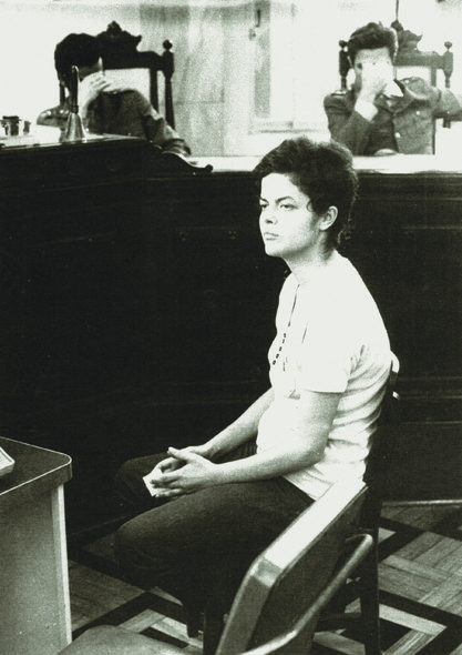 Ditadura – Foi presa pelo regime militar, em 1970, por participar de grupos armados. Ficou quase três anos detida e é torturada. No cárcere, casou-se, pela segunda vez, com Carlos Araújo. Ele é o pai de sua única filha