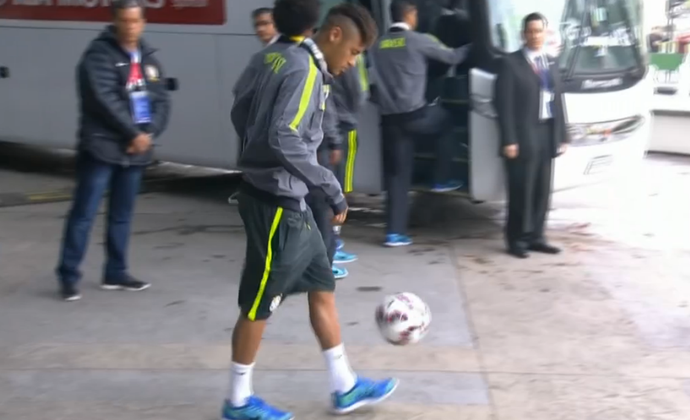 Neymar, bola do garotinho; Chile; Copa América (Foto: Reprodução/SporTV)