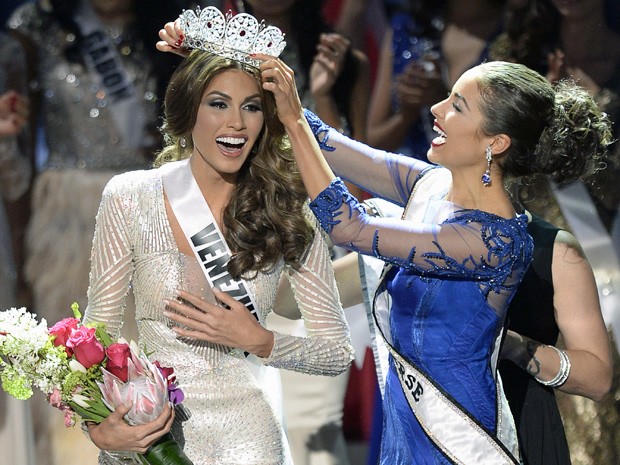Gabriela Isler foi coroada por Olivia Culpo, a Miss Universo 2012 (Foto: Alexander Nemenov/AFP)