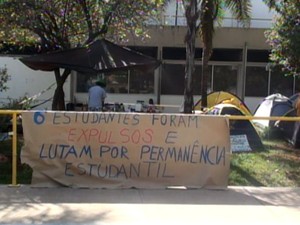 Cartaz protesta contra expulsão de alunos que fizeram orgia na Unesp em Araraquara (Foto: Reprodução/EPTV)