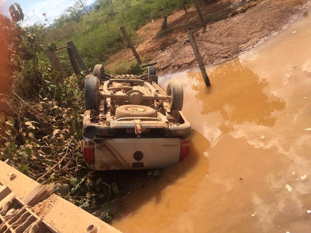 Caminhonete caiu de ponte em trecho da rodovia Transamazônica, no sudeste do Pará, e deixou dois mortos e duas pessoas feridas. (Foto: Divulgação/Polícia Rodoviária Estadual do Pará)