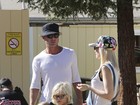 Fofos! Filho de Gwen Stefani carrega o irmão caçula