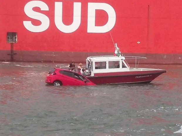 Balsa continua operando normalmente após automóvel cair no mar em Santos, SP (Foto: Viviane Peneireiro / Arquivo Pessoal)