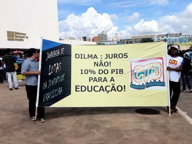 Estudnates com faixa pedem repasse de 10% do PIB para a educação durante protesto em Brasília nesta terça-feira (2) (Foto: Luciana Amaral/G1)