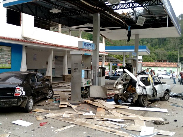 Posto de combustíveis ficou parcialmente destruído (Foto: Carlos Alexandre Correia da Silva/Arquivo Pessoal)