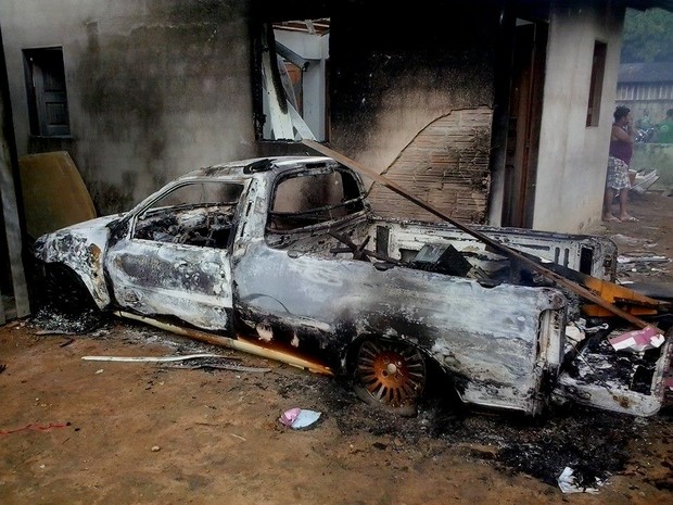 Veículos que estavam na garagem do Comtran também foram queimados. (Foto: Júnior Andrade)