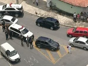Suspeito e policiais trocam tiros (Foto: Reprodução/TV Vanguarda)