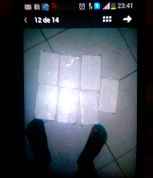 Foto encontrada em um dos celulares mostra o que aparenta ser tabletes de maconha (Foto: Divulgação/Polícia Militar do RN)
