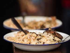 Prato da Queima do Alho completo: arroz de carreteiro, feijo tropeiro, carne e farofa de paoca (Foto: rico Andrade/G1)