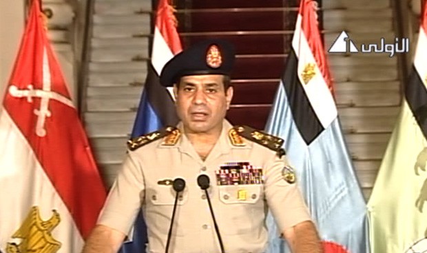 General Abdel-Fattah el-Sissi faz um pronunciamento à população na televisão estatal egípcia nesta quarta-feira (3). O líder militar afirmou que o presidente será substituido presidente da corte constitucional (Foto: AP)