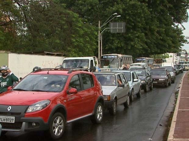 G1 Colisão Entre Três Motos Congestiona Cruzamento De Avenidas Em